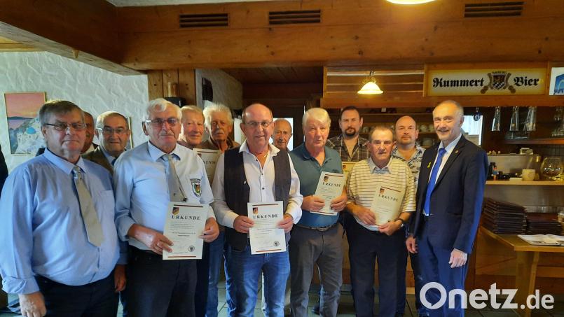 Reservistenkameradschaft Ammerthal ehrt langjährige Mitglieder. Ihnen gratulieren Vorsitzender Peter Friedrichs (links) und Bertram Gebhard (rechts), der Vorsitzende der Kreisgruppe Oberpfalz Mitte. Bild: oe