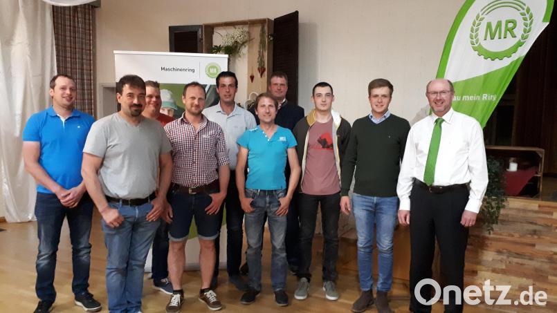 Der Maschinenring wählte einen neuen Vorstand. Das Bild zeigt (von links) Stefan Hochmuth, Michael Höcherl, Reinhard Weber, Andreas Schwendner, Florian Mauerer, Florian Doll, Günther Hanauer, Simon Maier, Ferdinand zu Eltz und Christian Weiß. Bild: Christian Weiß/exb