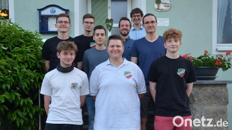 Sebastian Hilburger (vorne, Mitte) bleibt Vorsitzender des katholischen Burschenvereins Altenstadt. Luca Kleber (vorne, links) ist Schriftführer und Konstantin Schönberger (vorne, rechts) kümmert sich um die Buchhaltung. Bild: dob