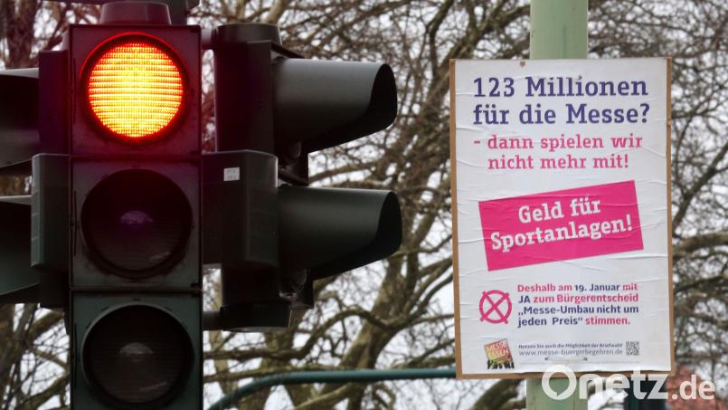 Mal sind es Hinweise auf Bürgerentscheide (wie in unserem Symbolbild), mal Werbung für Parteien, Feste, Dulte oder Konzerte: Wenn Plakate im Straßenverkehr aufgehängt werden, sind im Umfeld von Verkehrs- und Lichtzeichen strenge Auflagen zu beachten. Symbolbild: Roland Weihrauch/dpa