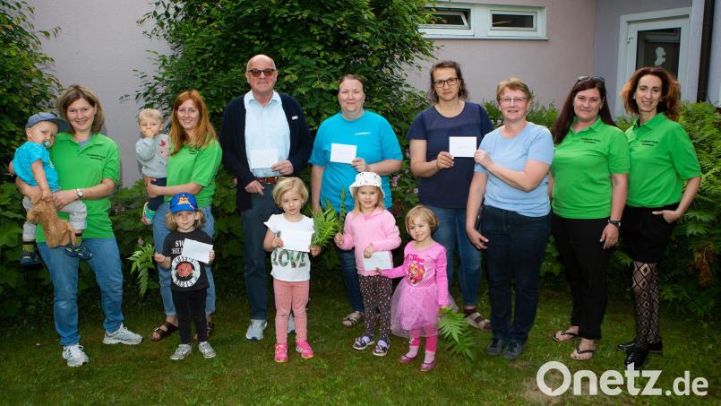 Von Carolin Ulm (Zweite von rechts) und ihrem Team erhielten sechs Einrichtungen der Kinder- und Jugendförderung Förderzuwendungen. Bild: Foto Ott/exb