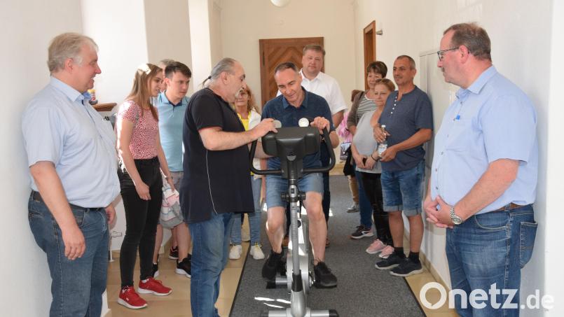 Unter der Anleitung von Karl-Heinz Hofbauer vom ZEN durften die ungarische Gäste des Marktes Kastl auch das Energiefahrrad ausprobieren und Strom erzeugen. Bild: bö