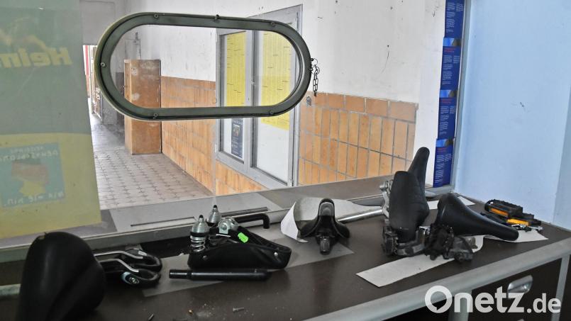 An diesem ehemaligen Bahnticketschalter zahlten die Kunden noch mit D-Mark. Jetzt sammeln sich dort der Staub und merkwürdigerweise mehrere Fahrradsattel. Bild: Petra Hartl