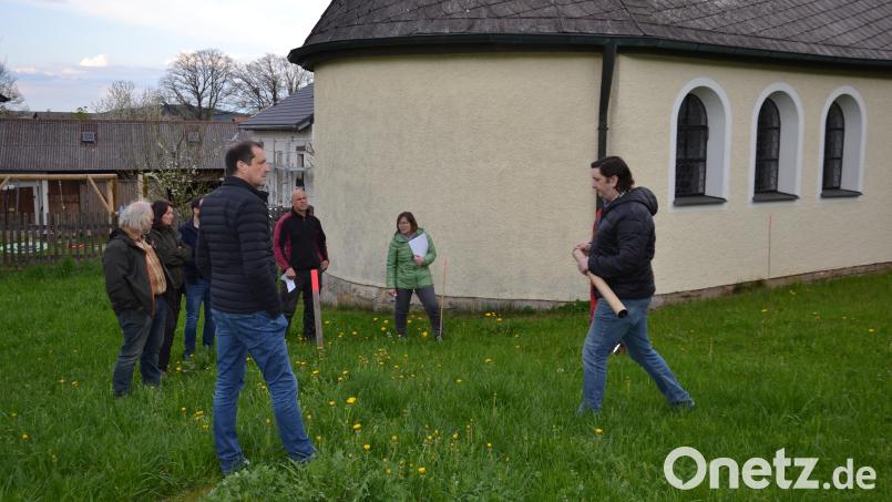 Der Moosbacher Bauausschuss hat vor Kurzem in Heumaden das Areal inspiziert, auf dem ein Kinderspielplatz entstehen soll. Bild: gi