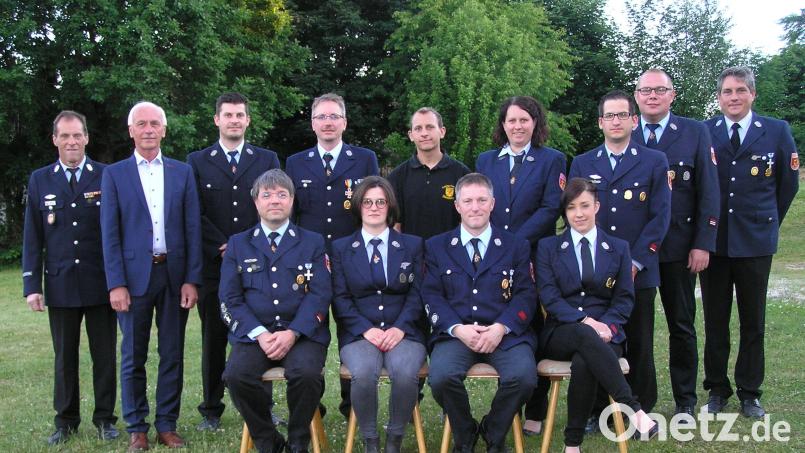 Alexander Veigl (sitzend, von links) führt weiterhin den Feuerwehrverein Neusorg. Unterstützt wird er von seiner Stellvertreterin Julia Zeitler, Schatzmeister Heribert Schraml und Schriftführerin Stefanie Ritter. Kreisbrandmeister Peter Prechtl (stehend, von links) und Bürgermeister Peter König gratulierten den Vorstandsmitgliedern Dominik Ritter, Christian Heinl, Lucas Zehn, Sabine Findeis und Sebastian Schindler ebenso wie Stellvertretender Kommandant Sven Hupas und Kommandant Florian Heinl. Bild: öt