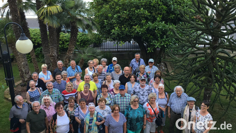 Alfred Wulfänger (vorne, links) organisiert die Reise des Obst- und Gartenbauvereins, und ein ganzer Bus voller Teilnehmer ist hellauf begeistert vom Gardasee und der Region. Bild: Obst- und Gartenbauverein Bechtsrieth/exb