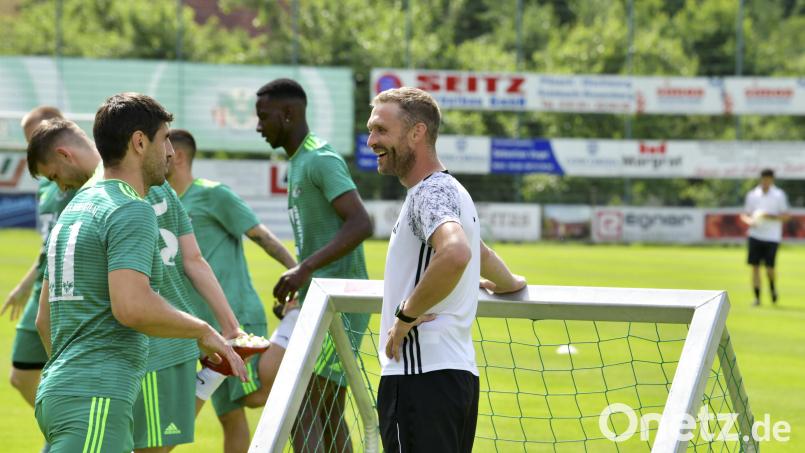 Jürgen Schmid, Trainer der DJK Ammerthal (rechts), beim Saisonauftakt im Gespräch mit Neuzugang Anton Shynder (links). Archivbild: Hubert Ziegler