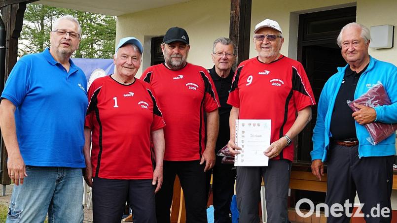 Fachwart Günther Herbolsheimer (links), Josef Pohl (Dritter von rechts) und Dr. Gerhard Zahner (rechts) vom BVS Bayern gratulieren der siegreichen Weidener Mannschaft: Hans Stock, Wolfgang Hunsperger (Zweiter und Dritter von links) sowie Karl Voit (Zweiter von rechts) sind Bezirksmeister im Pétanque. Bild: R. Kreuzer
