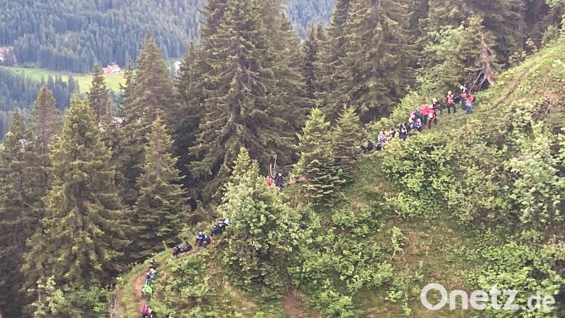 Hubschrauber und Bergrettung haben im Kleinwalsertal (Österreich) mehr als 100 in Bergnot geratene Schüler und Lehrer aus Deutschland gerettet. Bild: Landespolizeidirektion Vorarlberg/APA/dpa