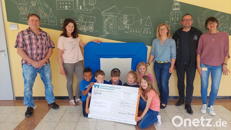 Ilona Schmidt, Michael Grünthaner (von rechts) sowie Martin Melchner (links) übergaben in Oberbibrach an Carmen Kräml und Gertrud Schwindl (Zweite und Dritte von links) beachtliche 600 Euro aus der Maiabzeichen-Spendenaktion der Firma Novem. Die Kinder aus der Mittagsbetreuung freuten sich mit ihren Betreuerinnen über die willkommene Unterstützung. Bild: wmi