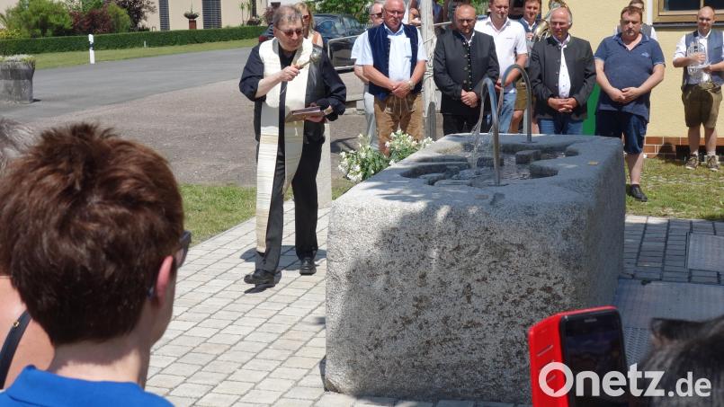 Der Pleysteiner Stadtpfarrer Pater Johann Ring segnet den neuen Pfrentschweiher-Brunnen beim Schützenhaus. Bild: fjo