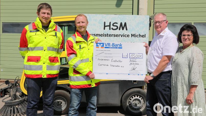 Dietmar und Manuela Michel vom Hausmeisterservice Michel spenden 1500 Euro an die First Responder Ursensollen für ein neues Einsatzfahrzeug. Rettungsdiensthelfer Josef Graml (von links) und Rettungssanitäter Andreas Färber freuen sich über die Unterstützung. Bild: Wolfgang Steinbacher