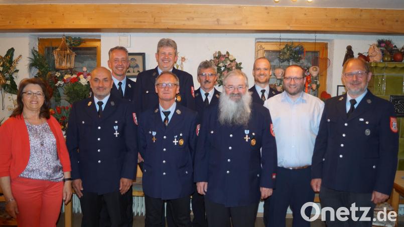 Neuwahlen standen im Mittelpunkt der Jahreshauptversammlung der Feuerwehr Neunaigen. Das Bild zeigt den neuen Vorstand. Bild: krs