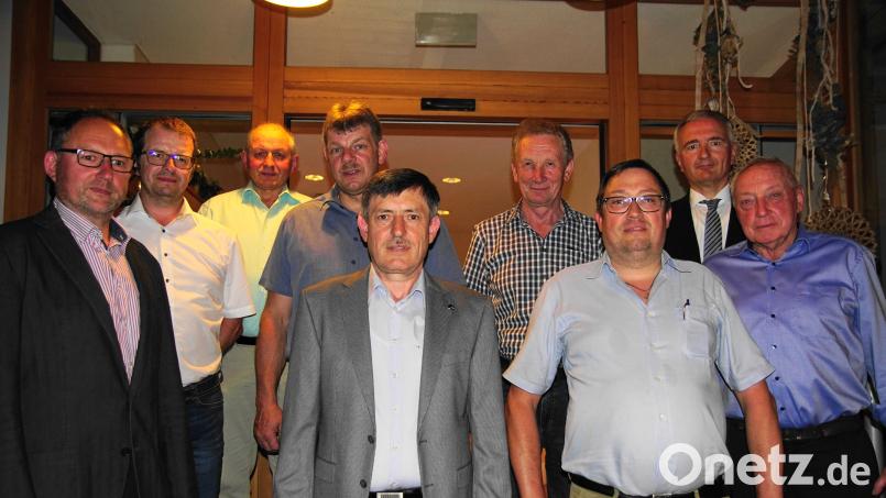 Die geehrten CSU-Mitglieder mit Landtagsabgeordnetem Harald Schwartz (Zweiter von rechts). Bild: Flierl/exb