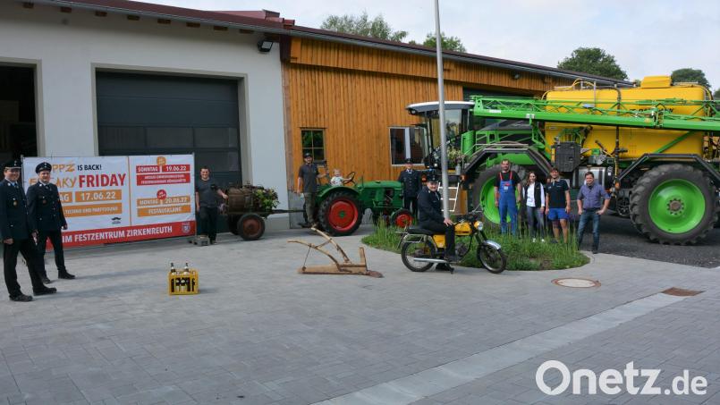 Großer Festtag für die Feuerwehr Königshütte, die an diesem Wochenende die kirchliche Segnung ihres neuen Feuerwehrgerätehauses in Zirkenreuth feiert. Mit im Bild (von links) Kommandant Martin Teubner, Vorsitzender Christian Weiß, Ausstellungsleiter Michael Schuller, sowie einige der Aussteller, die am Sonntag zur großen Schau einladen. Bild: jr