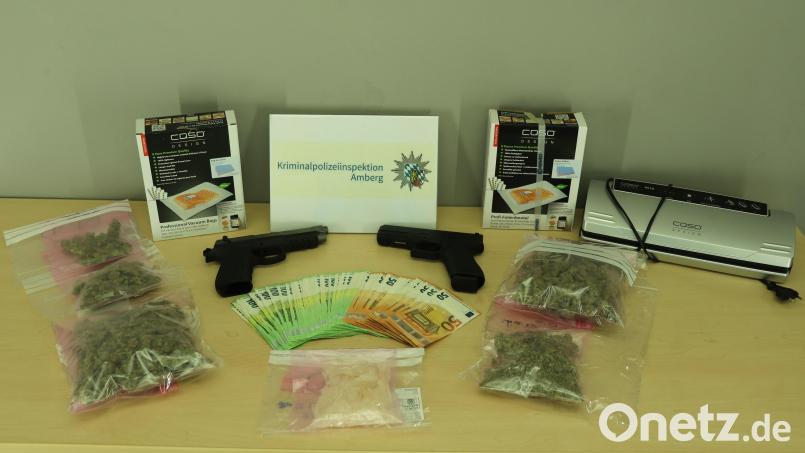 Der Kriminalpolizei ist ein Schlag gegen die Drogenszene im Raum Schwandorf gelungen. Drei Personen wurden festgenommen und zahlreiche Gegenstände beschlagnahmt. Bild: KPI Amberg/exb