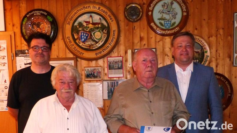 Oberschützenmeister Alexander Weigert (links) und Bürgermeister Stefan Braun (rechts) mit den geehrten Mitgliedern Heinrich Popp (Zweiter von links) und Karl Kasowski, die dem Verein seit 50 Jahren die Treue halten. 
Oberschützenmeister Alexander Weigert und Bürgermeister Stefan Braun Bild: jp