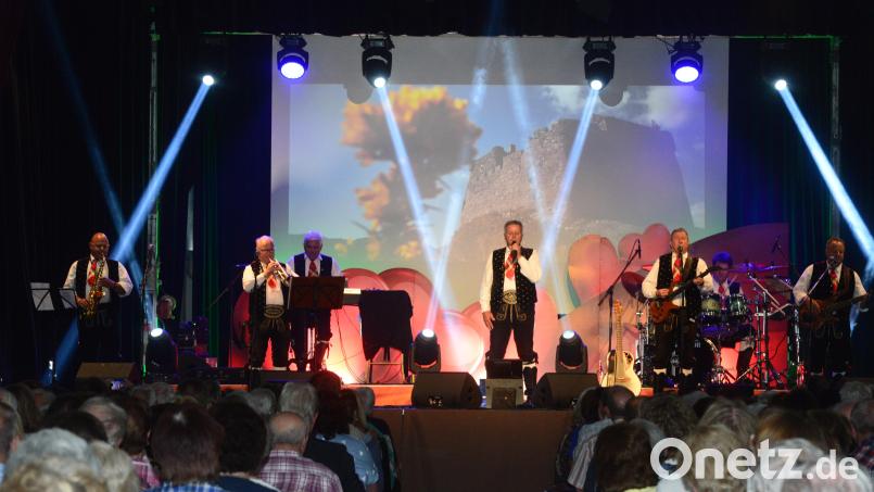 Die "Kastelruther Spatzen" mit Norbert Rier gastierten in der Nordgauhalle. Bild: bey