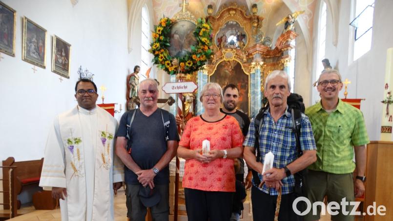 Einige langjährige Schlichter Wallfahrer wurden bei ihrer Rückkehr in der Pfarrkirche geehrt (von links) Pater Robin Xavier, Klaus Haselberger, Rosa List, Stefan Wismeth, Martin Wismeth und Pilgerführer Edmund Heldmann. Bild: ct