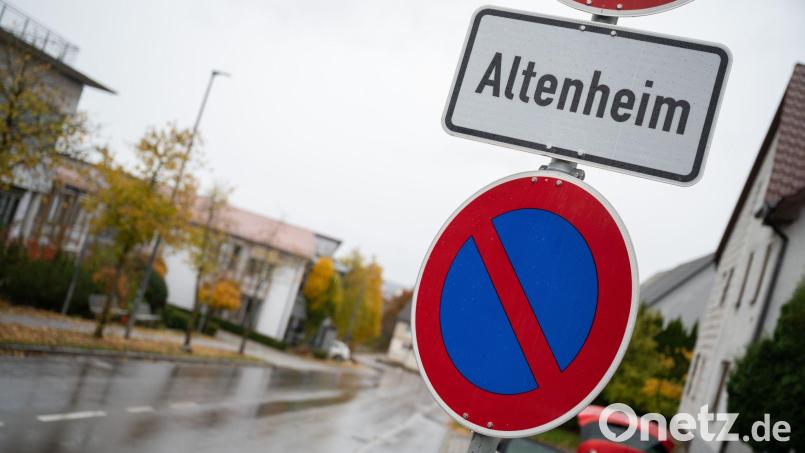Ein Schild weist auf ein Altenheim hin. Bild: Sebastian Gollnow/dpa/Symbolbild