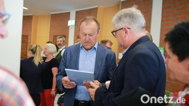 Als Dank hatten die Gäste aus Tschechien Geschenke dabei. Libor Schröpfer überreichte eins davon an den damaligen Mitinitiator der Partnerschaft, Richard Gaßner. Bild: egl