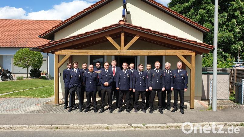 Der neue Vorstand der Feuerwehr Gressenwöhr (von links): Florian Reil, Stefan Roppert, Marco Zeitler, Sigfried Klimt, Stefan Siekiera, Thomas Schertl, Bürgermeister Hans-Martin Schertl, Jochen Siekiera, Tobias Schmidt, Matthias Märtin, Alexander Burger, Kreisbrandmeister Michael Iberer, Andreas Schertl, Kreisbrandrat Fredi Weiß und Kreisbrandinspektor Christof Strobl. Bild: lia