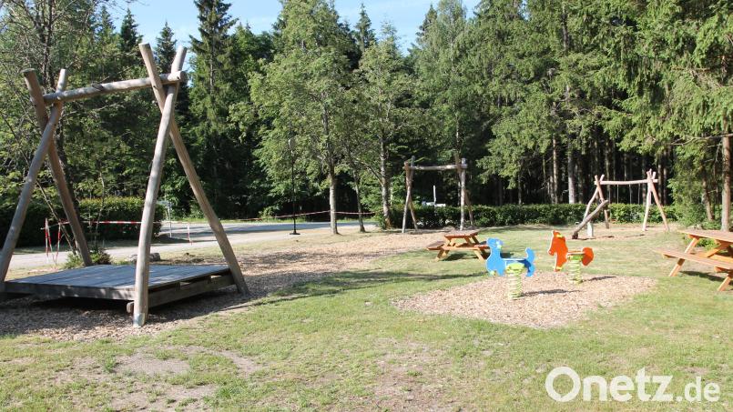 Noch umzingelt ein Absperrband den Spielplatz. Damit ist am Samstag, 18. Juni, Schluss, wenn Staatsminister Albert Füracker das Areal übergibt. Bild: pi