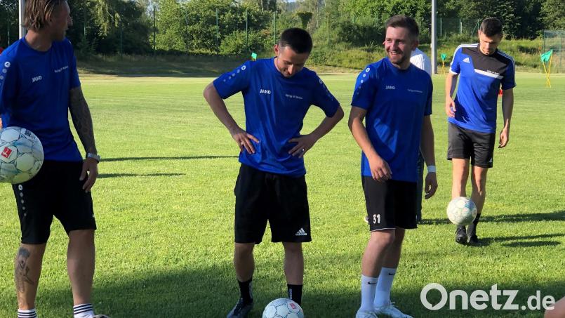 Beim Trainingsauftakt der SpVgg SV Weiden war gute Laune angesagt. Bild: A. Schwarzmeier