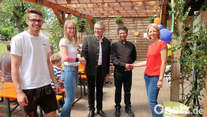 Pfarrer Joseph (Zweiter von rechts) und Bürgermeister Oskar Schuster (Mitte) dankten der stellvertretenden Pfarrgemeinderatsvorsitzenden Alexandra Kaßeckert (rechts) sowie den Ministranten Philip Schraml und Anna Wildenauer für die umfangreiche Unterstützung beim Pfarrfest. Bild: bsc