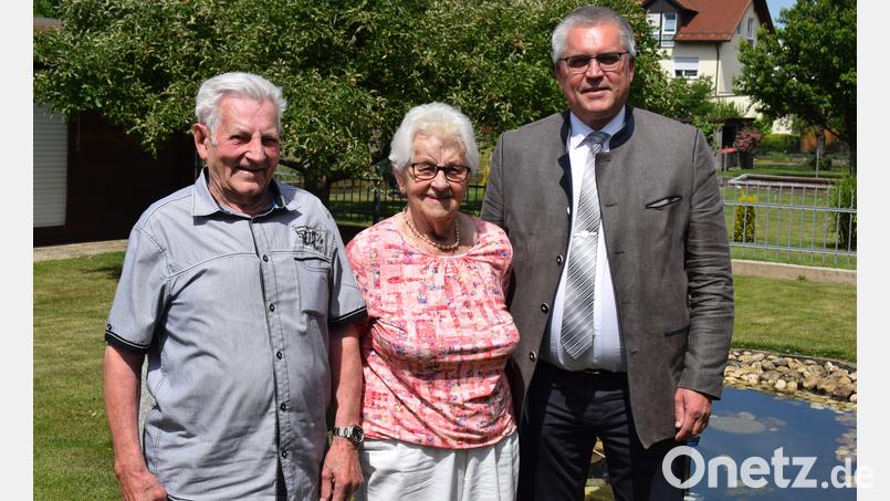 Bei guter Gesundheit konnte Paul Schießl seinen 90. Geburtstag feiern. Zu den ersten Gratulanten gehörten Ehefrau Barbara und Bürgermeister Richard Tischler. Bild: bnr