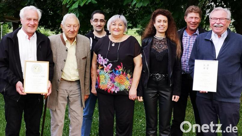 Bei seiner Jahreshauptversammlung ehrte der Gesangverein langjährige Mitglieder (von links): Franz Dorfner, Manfred Sailer, Sängergruppen-Geschäftsführer Christian Fink, Vorsitzende Renée Ehringer-Hoffman, Chorleiterin Jana Müller, Jürgen Köper und Wolfgang Köper. Bild: u