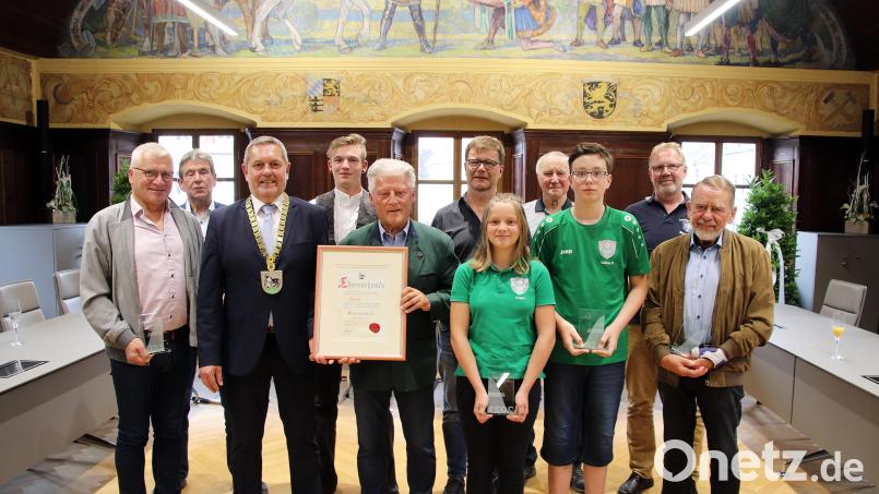 Die Geehrten mit Bürgermeister Joachim Neuß und dem neuen Träger der Bürgermedaille, Eugen Eckert (Fünfter von links). Bild: jma