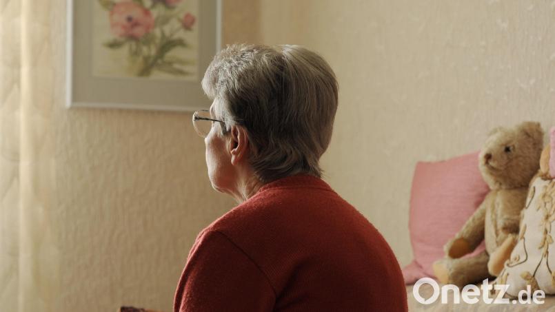 &quot;Ich warte immer schon am Fenster&quot;, sagt die Weidener Seniorin, die nicht namentlich genannt und nicht im Bild gezeigt werden möchte. Sie freue sich jedes Mal, wenn Sonja Dobmeier von der Caritas sie besucht. Symbolbild: Ingo Wagner / dpa
