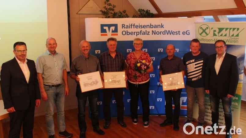 Abschied nehmen hieß es bei der Raiffeisen-Markt Waren GmbH Erbendorf: Vorstand Joachim Geyer (von links) und Stellvertretender Geschäftsführer Thomas Strötz sowie Geschäftsführer Josef Scheidler und Stellvertretender Geschäftsstellenleiter Thomas Schmidt (von rechts) dankten Hans Heindl, Wolfgang Käß, Renate Heining und Berthold Derwart (Dritter bis Sechster von links) für ihr langjähriges Engagement. Bild: exb