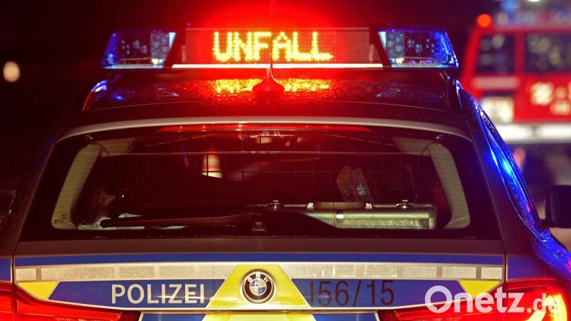 Ein Streifenwagen der Polizei steht an einer Unfallstelle. Bild: Stefan Puchner/dpa/Symbolbild