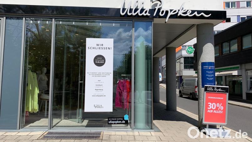 Die Filiale von Ulla Popken in der Leibnizstraße in Weiden schließt ab Mittwoch für immer. Der Räumungsverkauf läuft bereits. Bild: Gabi Schönberger
