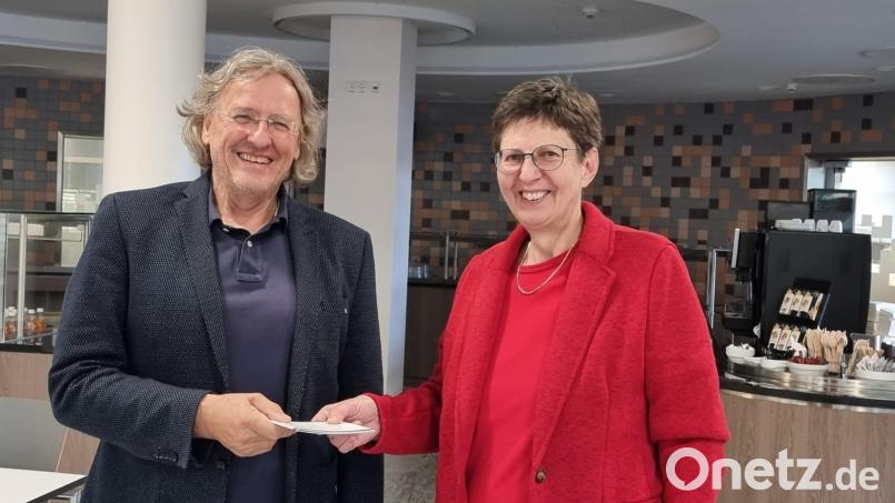 Der Präsident des Lions-Clubs Sulzbach-Rosenberg, Dieter Dodenhöft, überreicht an Maria Boßle eine Spende von 1000 Euro für die aktuelle Projektarbeit der Selbsthilfegruppe Chronischer Schmerz. Bild: Boßle/exb