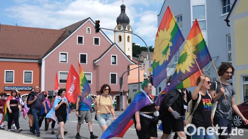 Beim Christopher-Street-Day in Schwandorf warben die Teilnehmer um Akzeptanz und Gleichberechtigung. Bild: Hirsch