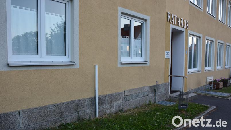 Mit einer Rampe soll der Zugang zur Arztpraxis barrierefrei gestaltet werden, die sich im Rathaus befindet. Die Gemeinde will Details prüfen und die seit langem angedachte bauliche Veränderung endlich auf den Weg bringen. Bild: jr