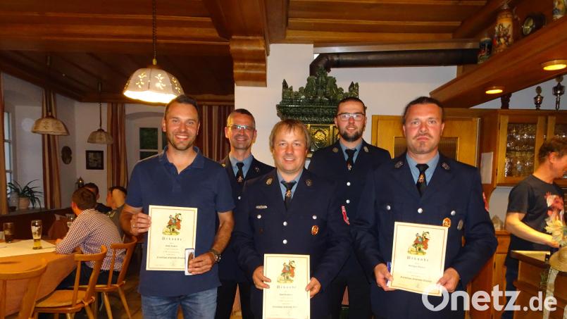 Im Gasthaus „Am Kastanienbaum“ in Ellenfeld fand kürzlich die Versammlung der Feuerwehr Ellenfeld statt. Insbesondere standen dabei Ehrungen langjähriger Mitglieder für die Treue zur Wehr auf dem Programm, gab Vorsitzender Markus Gmeiner bekannt. 
 Für 50 Jahre Mitgliedschaft wurde Karl Schedl geehrt. Seit 25 Jahren dabei sind Andrea Schaller, Josef Richtmann, Stefanie Schweimer, Wolfgang Lindner, Alexander Richtmann, Josef Lindner, Michael Lindner und Petra Haas. Vorsitzender Markus Gmeiner, Kommandant Josef Richtmann, sowie Schriftführer und Kassier Matthias Fehr berichteten über das abgelaufene Vereinsjahr. Bild: FFW Ellenfeld/exb