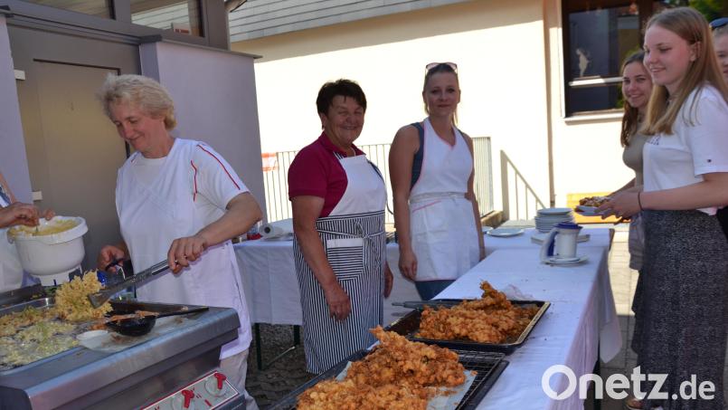 Das Holunderfest ist wieder ein voller Erfolg. Maria Bäumler und Elisabeth Völkl (von links) backen die Hollerkücheln in der großen Friteuse. Bild: gi