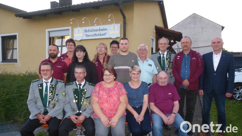 Das Führungsquartett der Tanzflecker Schützen mit (sitzend von links) Manfred Rauscher, Christian Ertl, Karin Ertl, Sabine Neugebauer mit Vereinswirt Heinz Schmidt sowie (hinten) weiteren Vorstandsmitgliedern und 2.Bürgermeister Klaus Siegert (rechts). Bild: bk