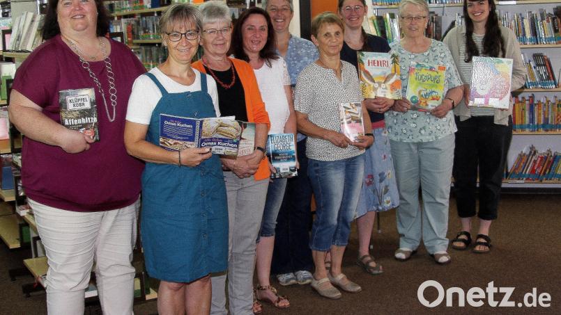 Betreut wird die Gemeindebücherei Wiesau von einem Team, bestehend aus neun Frauen: Margot Konz, Anita Weber-Tretter, Doris Ulmer, Sonja Herneczky, Anette Philipp, Waltraud Weber, Leonie Schwab, Edeltraud Konz und Verena Konrad (von links). Bild: wro
