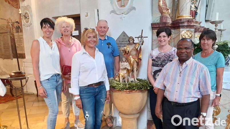 Der Lintacher Pfarrgemeinderat spendet für die Sanierung des Taufbeckens (von links): Manuela Stockner, Brunhilde Ram, , Pfarrgemeinderatssprecherin Waltraud Glöckner, Kirchenpfleger Franz Weiß, Tanja Wendl, Pfarrer Moses Gudapati und Steffi Bock. Bild: jow