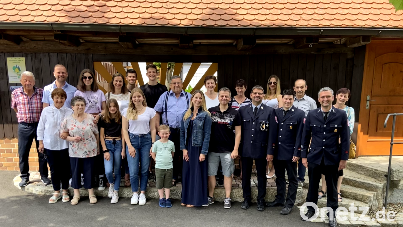 Jubilar Johann Eckstein (Elfter von rechts) feierte im Kreise seiner Familie 70. Geburtstag. Auch eine Abordnung der Feuerwehr Rosall gratulierte. Bild: FFW Rosall/exb