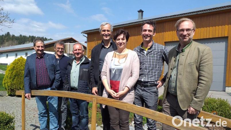 Josef Reitinger, Willi Wittmann, Werner Gollwitzer und die Familie Baierl (von links) sprachen mit MdL Alexander Flierl. Bild: Bergmann/exb