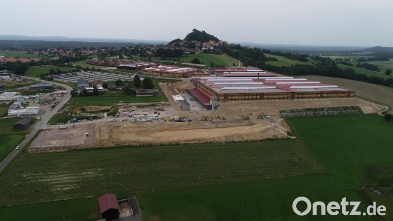 Das Gewerbegebiet Nord II umfasst den Bild rechts zu sehenden Bereich der Firma Witron. Weitere planungsrechtliche Verfahren sind beim Markt Parkstein anhängig. Bild: bey