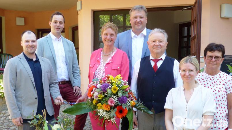 Die langjährige Leiterin des Seniorenheims in Kastl wird in den Ruhestand verabschiedet, ihr Nachfolger vorgestellt (von links): der neue Heimleiter Patrick Müller, BRK-Kreisgeschäftsführer Sebastian Schaller, die scheidende Monika Breunig, Bürgermeister Stefan Braun, BRK-Kreisvorsitzender Gerd Geismann, Stationsleiterin Sophie Hambrick und stellvertretende Heimleiterin Erika Wittmann. Bild: jp