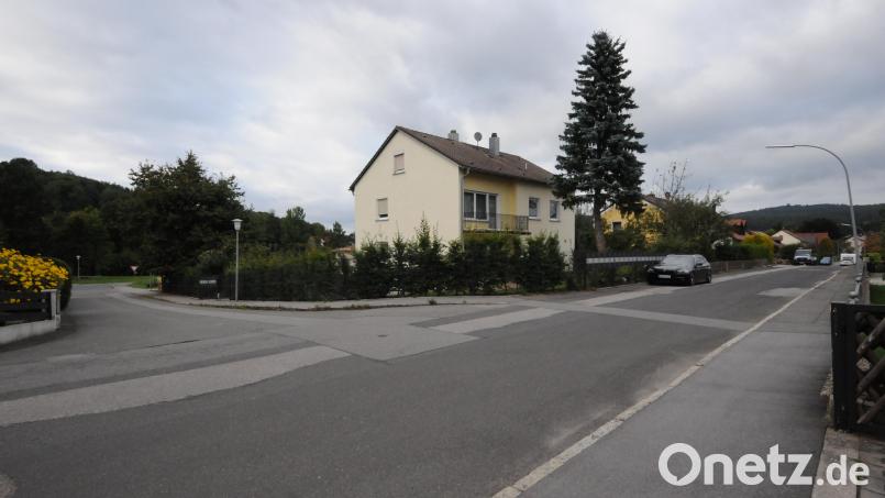 Die Anton-Wurzer-Straße soll nach dem momentanen Zeitplan ab März/April 2023 ausgebaut werden. Dazu gehört auch die Sanierung der Zufahrt zur Kreisstraße NEW 32 (links). Bild: bey