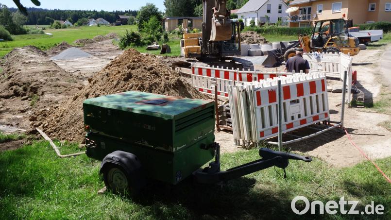 Umfangreiche Kanalisationsarbeiten und die Sanierung von Wasserleitungen liegen im der Ortschaft Witzlasreuth an. Die Baumaschinen sind bereits im Einsatz Bild: bkr